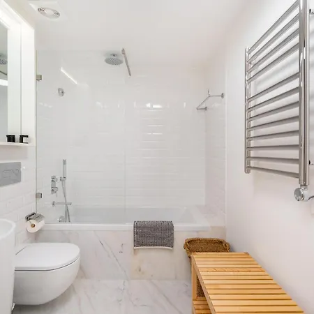 Whome Top-floor In Prime Location Apartment